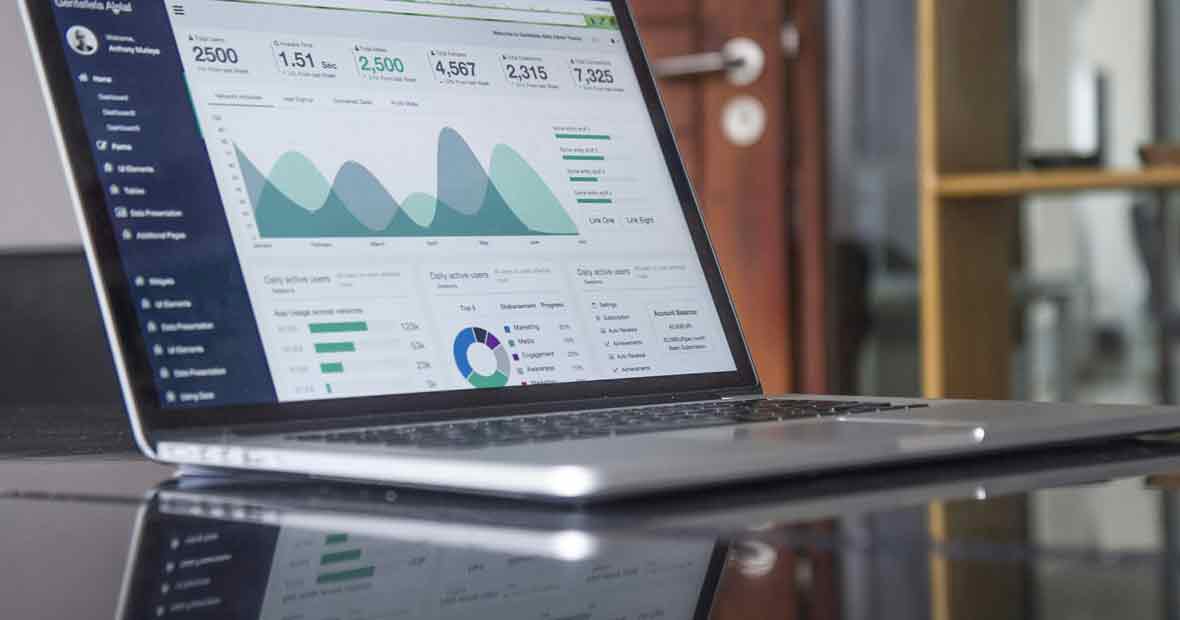 Écran d'ordinateur affichant des graphiques et métriques d'analyse de données.